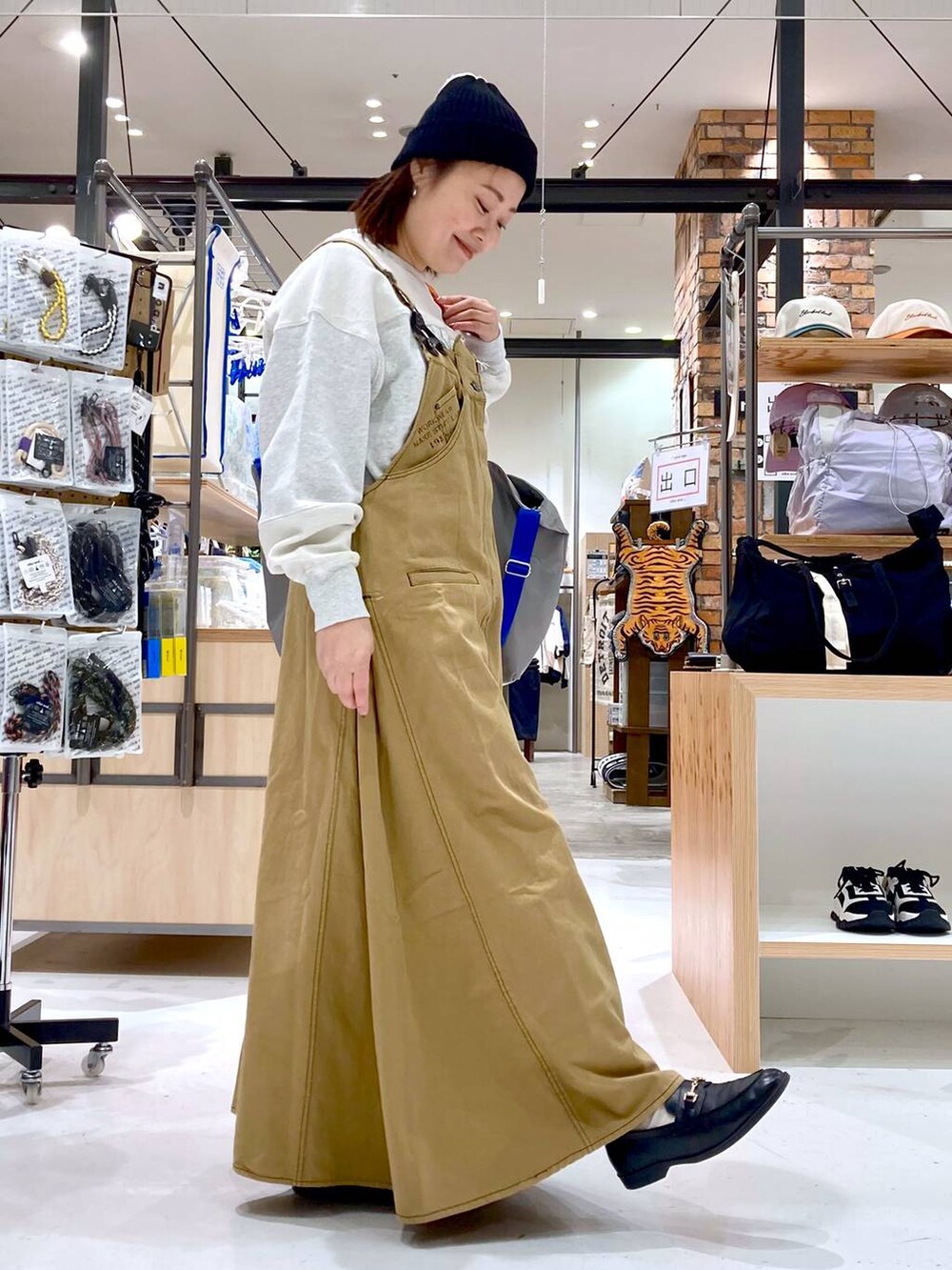 シルバー系のピアス(両耳用)、ブラック系のニットキャップ/ビーニーを着用したレディースの冬コーディネートの5枚目の写真