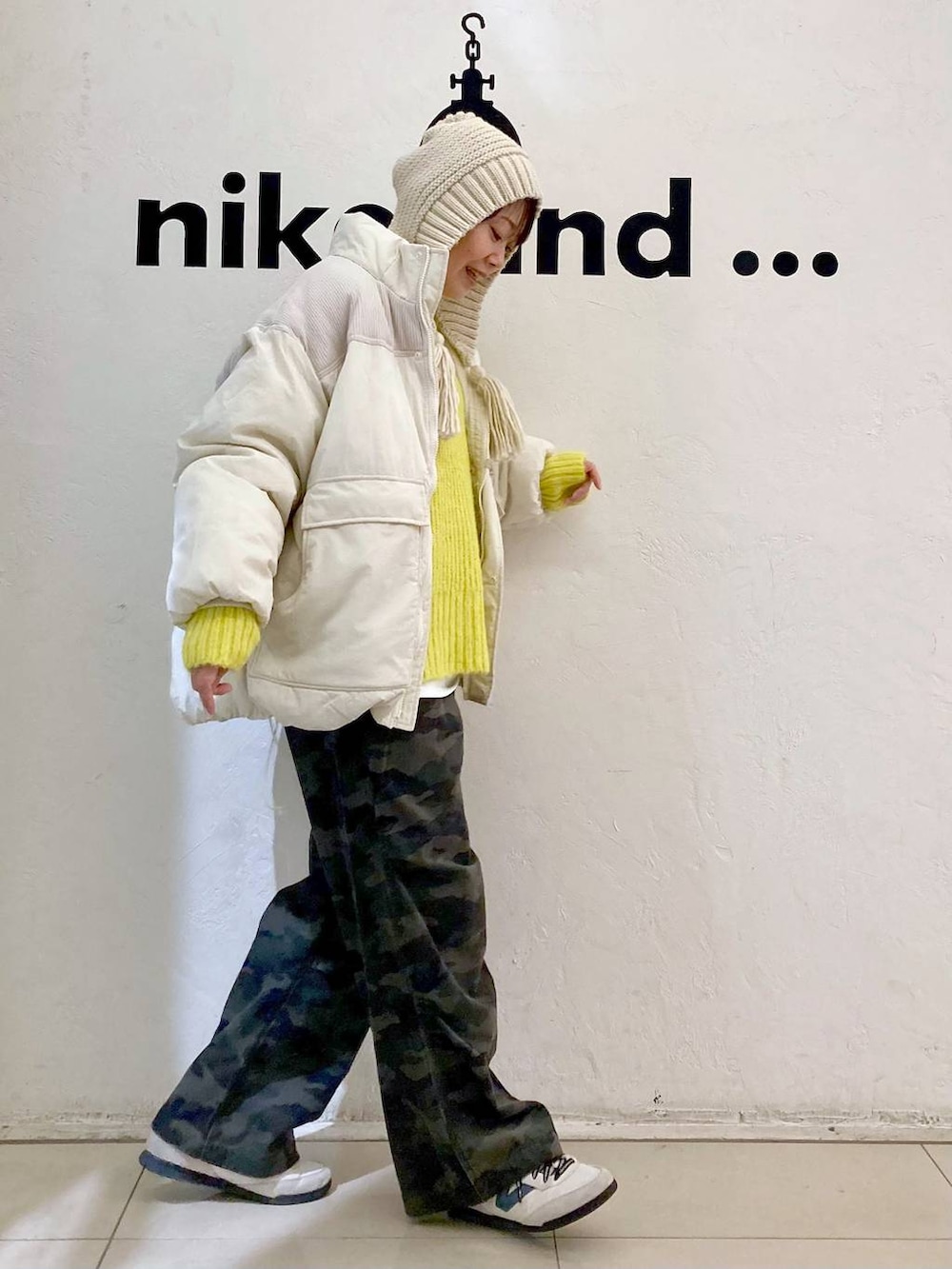 ホワイト系のTシャツ/カットソー、ベージュ系のブルゾン、その他のその他パンツを着用したレディースの冬コーディネートの3枚目の写真