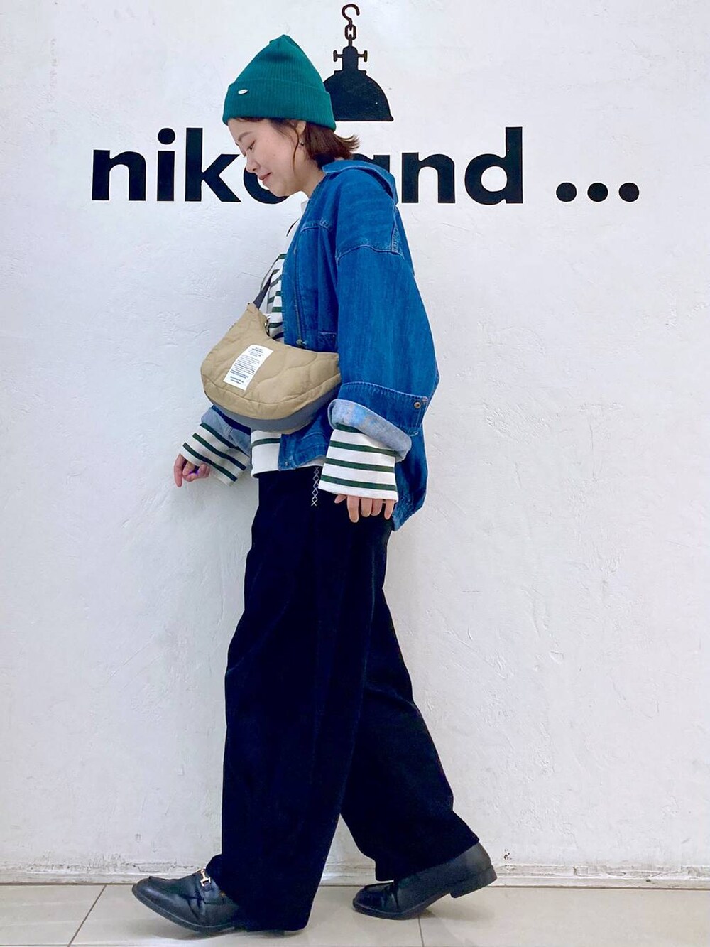 ブルー系のブルゾン、シルバー系のピアス（両耳用）、グレー系のブレスレットを着用したレディースの秋コーディネートの4枚目の写真