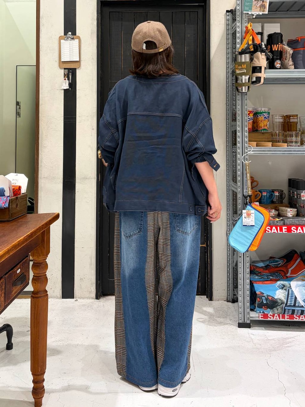 ブラウン系のTシャツ/カットソー、ブラウン系のデニムパンツ、ブルー系のブルゾンを着用したレディースの夏コーディネートの4枚目の写真
