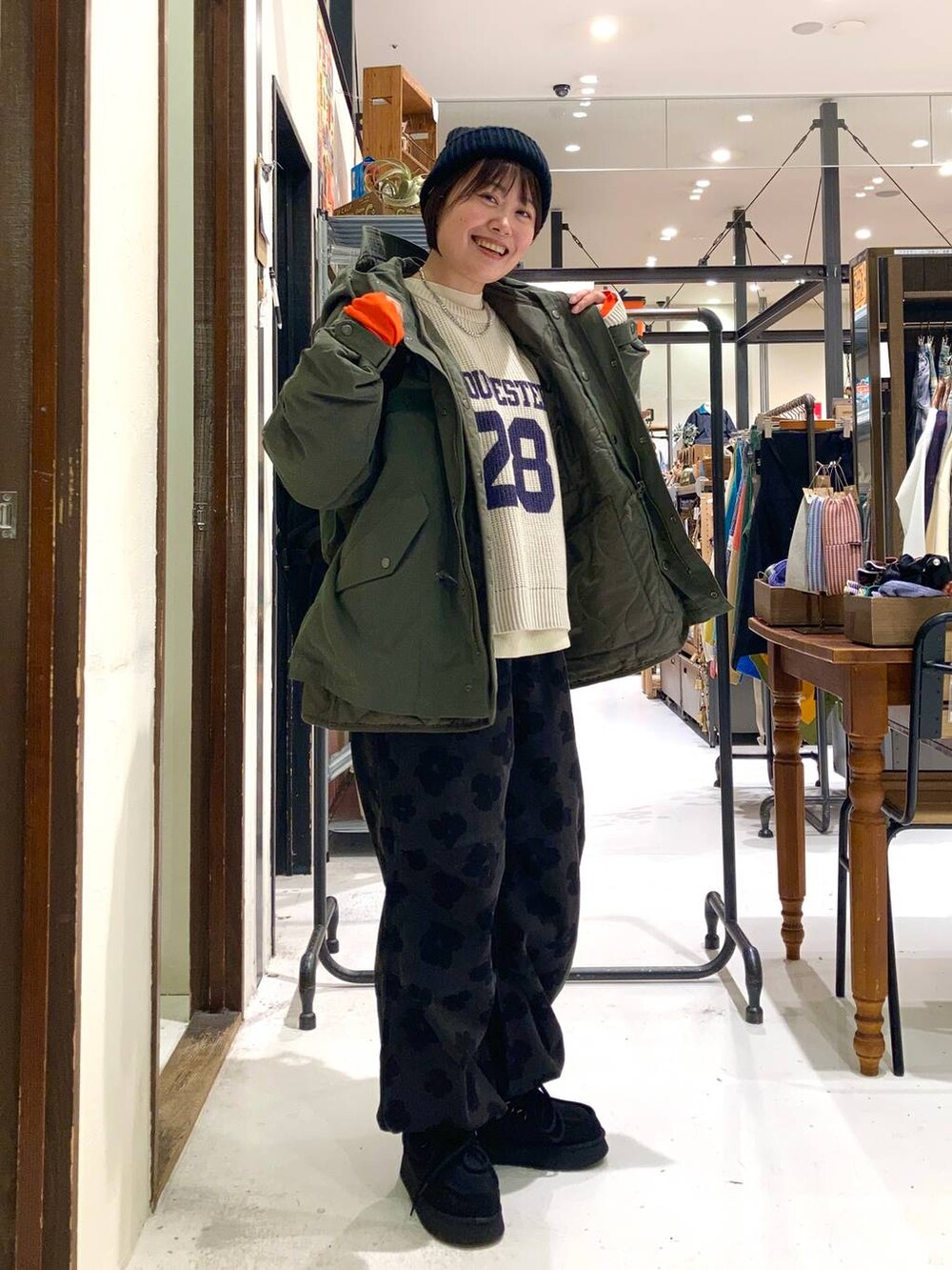 ブラック系のモカシン/デッキシューズ、ブラック系のバックパック/リュック、グレー系のその他パンツを着用したレディースの冬コーディネートの5枚目の写真