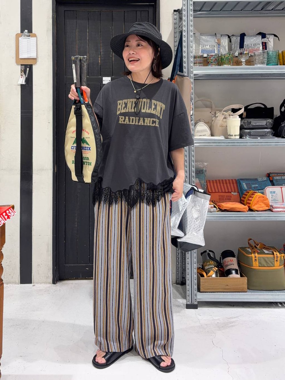 ブルー系のその他パンツ、グレー系のTシャツ/カットソー、その他のアウトドアグッズを着用したレディースの夏コーディネートの2枚目の写真