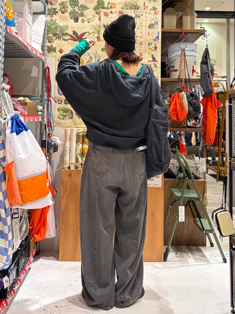 グレー系のデニムパンツ、ブラック系のバレエシューズ、ブルー系のパーカーを着用したレディースの秋コーディネートの4枚目の写真