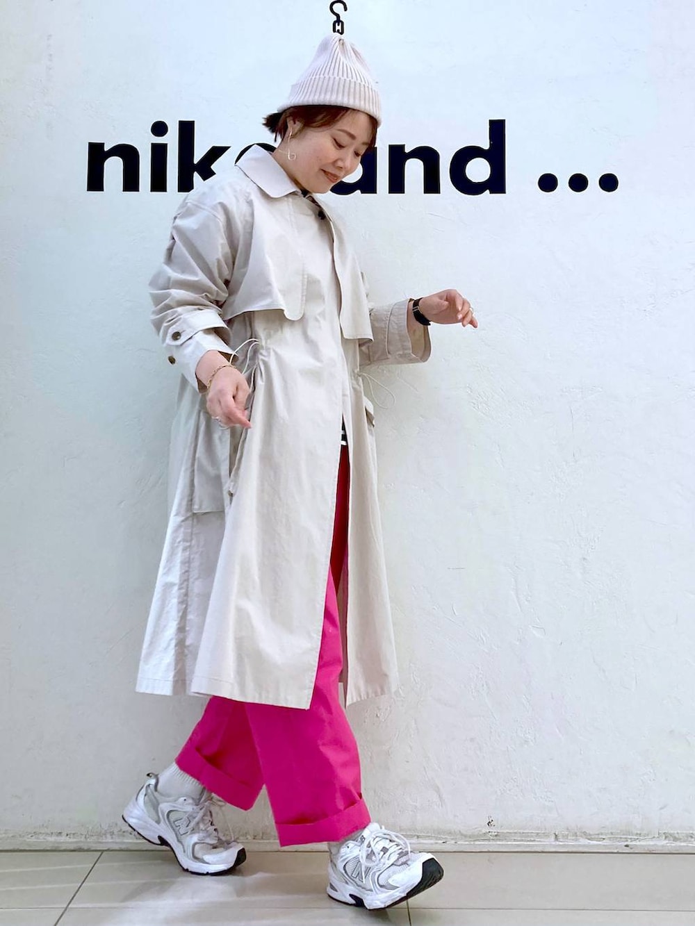「春コーデ、ネックレス、ブレスレット、GLOBAL WORK、ニット帽、トレンチコート、コート、ワイドパンツ、ウエストゴム、Tシャツ、カジュアル、ナチュラル、ママコーデ、niko and ...」｜「GLOBAL WORKのUNISEX/ステンレスブレスレット/964077（ブレスレット、ゴールド系）」を使った、カワモトさん（レディース・162cm）の春コーディネートの3枚目の写真