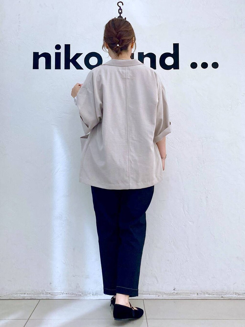 ブラック系のパンプス、ブラック系のその他パンツ、ベージュ系のテーラードジャケットを着用したレディースの夏コーディネートの4枚目の写真