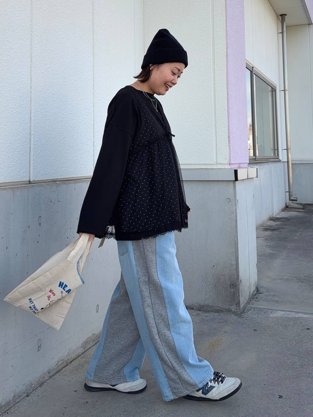 グレー系のデニムパンツ、ブラック系のTシャツ/カットソー、ブラック系のベストを着用したレディースの春コーディネートの5枚目の写真