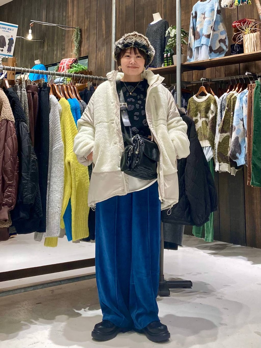 ベージュ系のその他アウター、ホワイト系のTシャツ/カットソー、ブルー系のその他パンツを着用したレディースの冬コーディネートの4枚目の写真