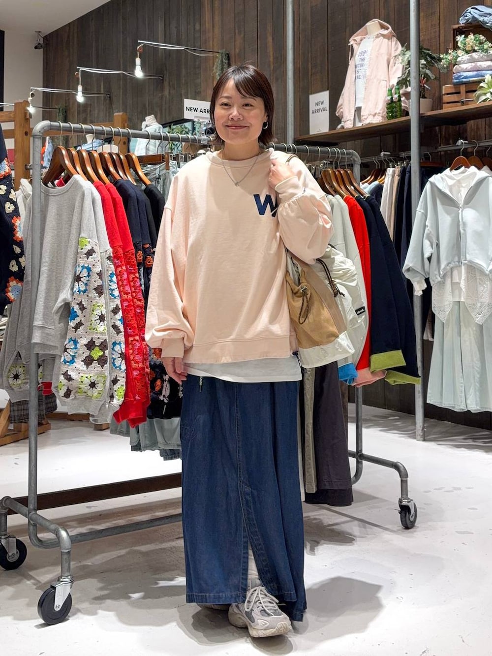 ホワイト系のTシャツ/カットソー、ベージュ系のトートバッグ、その他のネックレスを着用したレディースの冬コーディネートの2枚目の写真