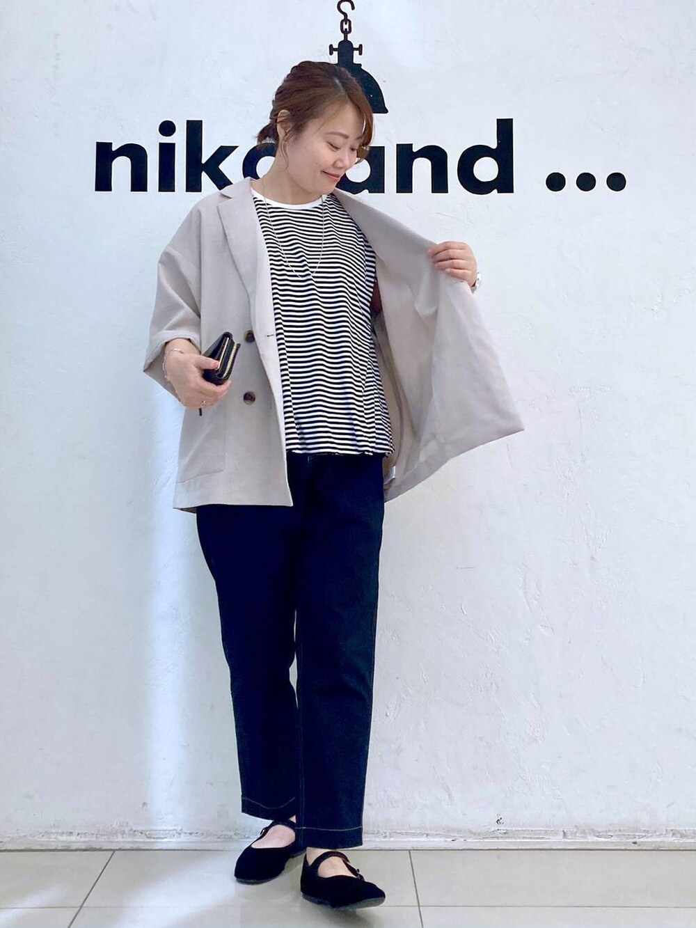 ブラック系のパンプス、ブラック系のその他パンツ、ベージュ系のテーラードジャケットを着用したレディースの夏コーディネートの2枚目の写真