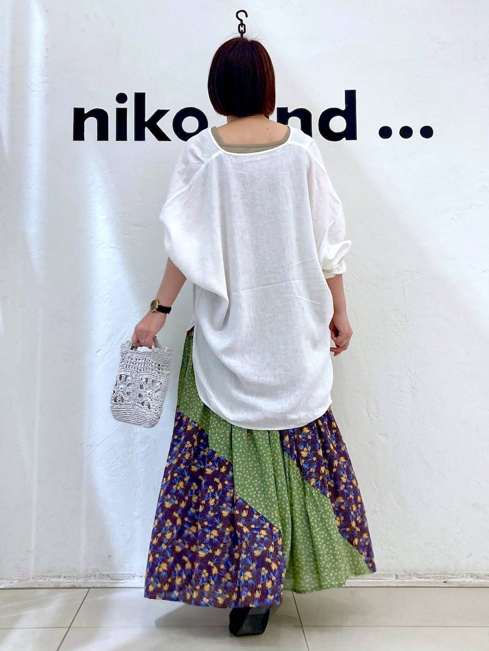 グレー系のショルダーバッグ、ブラウン系のタンクトップ、ホワイト系のシャツ/ブラウスを着用したレディースの春コーディネートの4枚目の写真