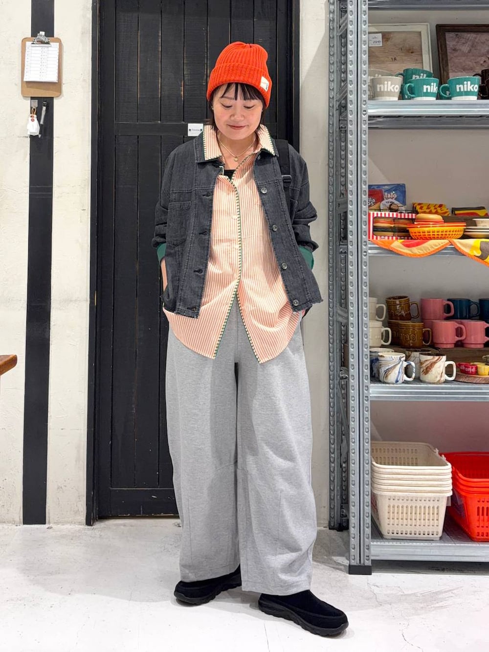 グレー系のスウェットパンツ、ブラック系のその他シューズ、ブラック系のバックパック/リュックを着用したレディースの冬コーディネートの4枚目の写真