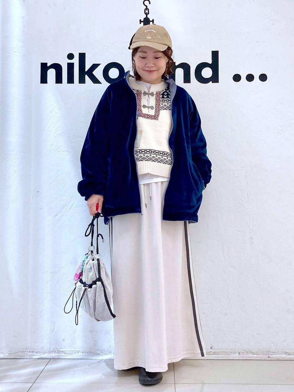 ホワイト系のTシャツ/カットソー、グレー系のショルダーバッグ、グレー系のブルゾンを着用したレディースの秋コーディネートの2枚目の写真