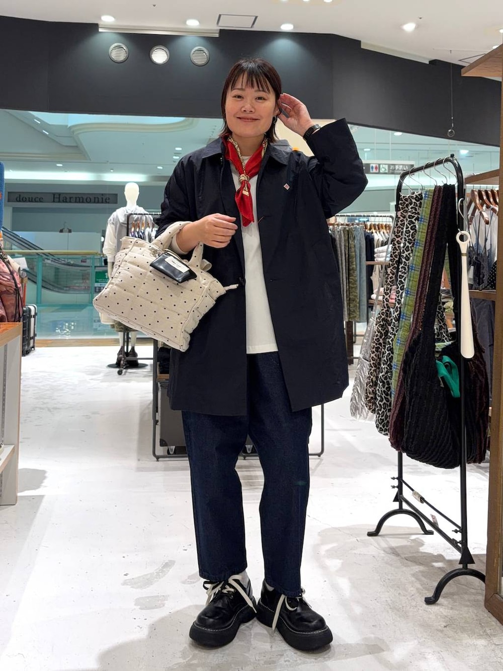 ブラック系のその他シューズ、ホワイト系のトートバッグ、ブルー系のステンカラーコートを着用したレディースの春コーディネートの3枚目の写真