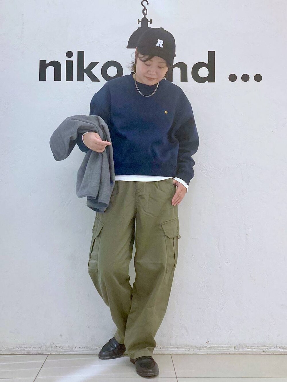 ホワイト系のTシャツ/カットソー、グリーン系のカーゴパンツ、ブルー系のスウェットを着用したレディースの秋コーディネートの2枚目の写真