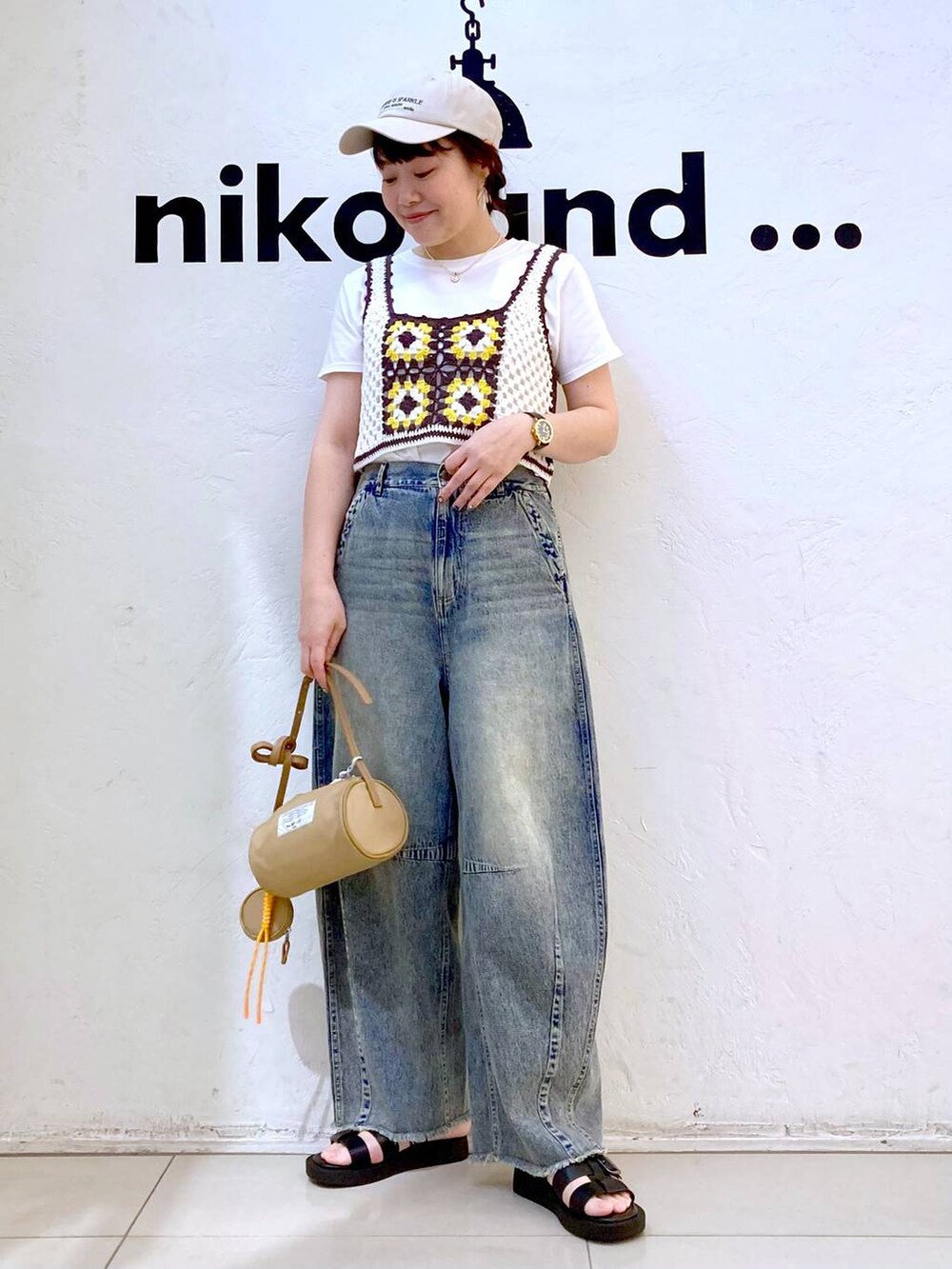 ブルー系のその他パンツ、ベージュ系のその他トップス、ホワイト系のTシャツ/カットソーを着用したレディースの夏コーディネートの2枚目の写真