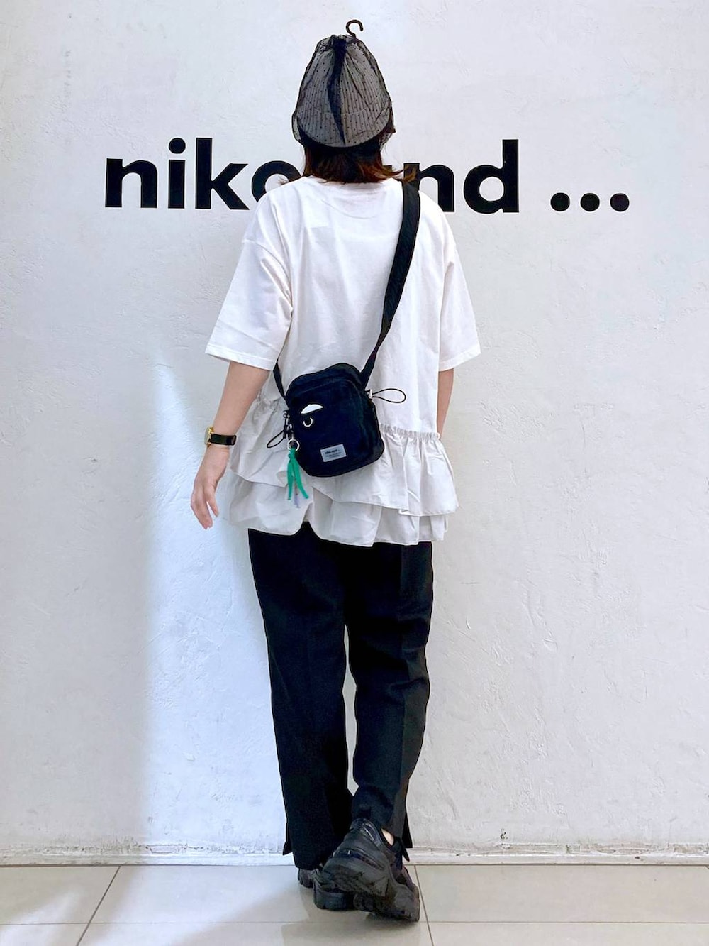 ブラック系のその他パンツ、ブラック系のスニーカー、ブラック系のショルダーバッグを着用したレディースの春コーディネートの4枚目の写真