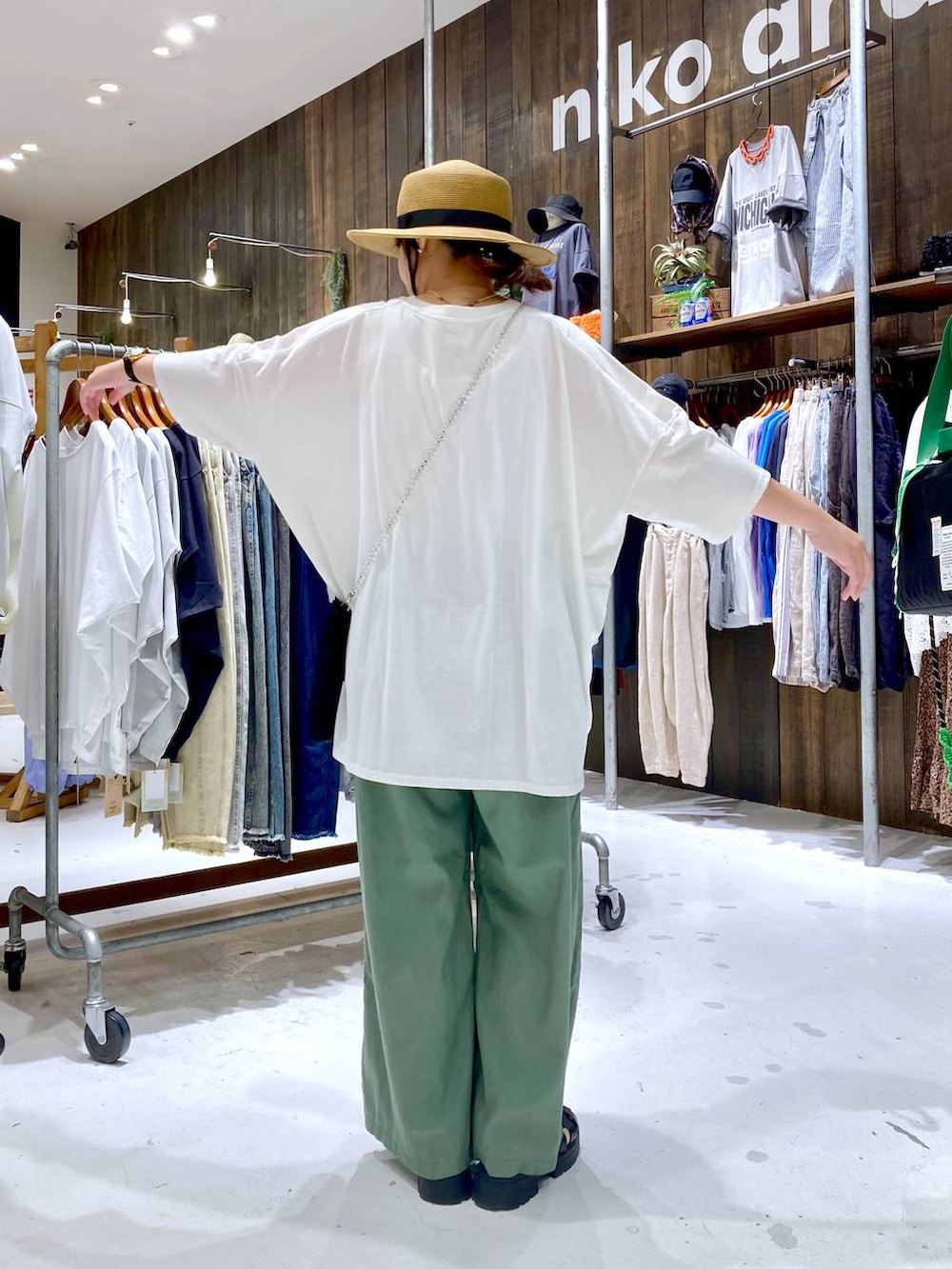 グリーン系のその他パンツ、ブラック系のショルダーバッグ、ホワイト系のTシャツ/カットソーを着用したレディースの夏コーディネートの4枚目の写真