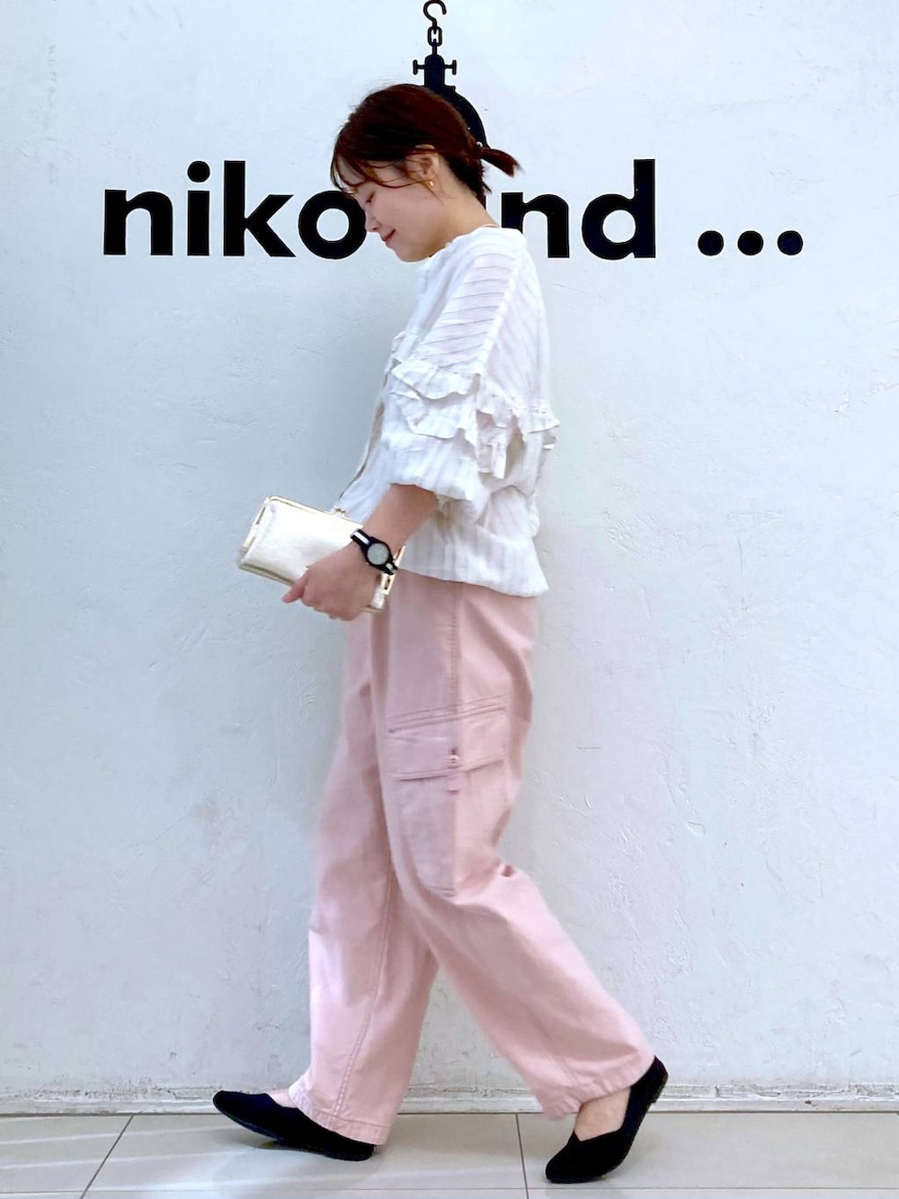 ベージュ系のタンクトップ、ベージュ系のシャツ/ブラウス、ピンク系のカーゴパンツを着用したレディースの春コーディネートの3枚目の写真