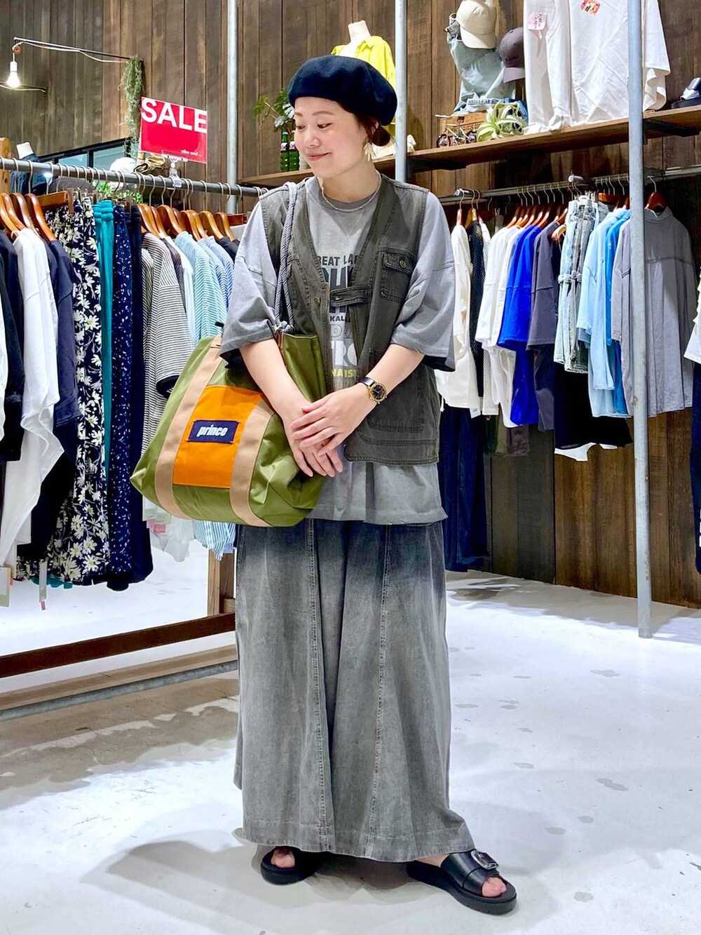 グレー系のスカート、ブラック系のサンダル、グレー系のTシャツ/カットソーを着用したレディースの夏コーディネートの5枚目の写真