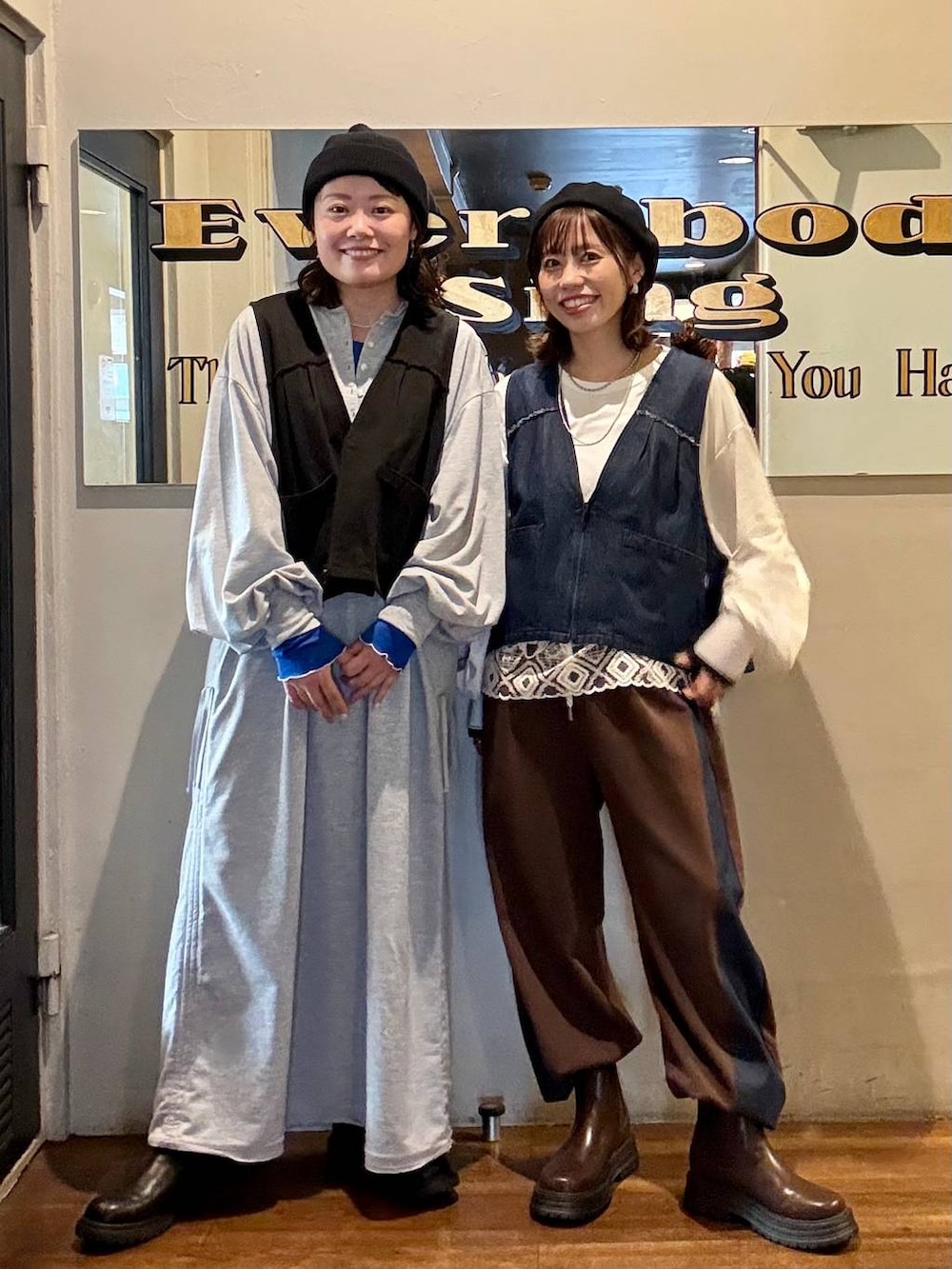 ブラック系のハンチング/ベレー帽を着用したレディースの秋コーディネートの2枚目の写真