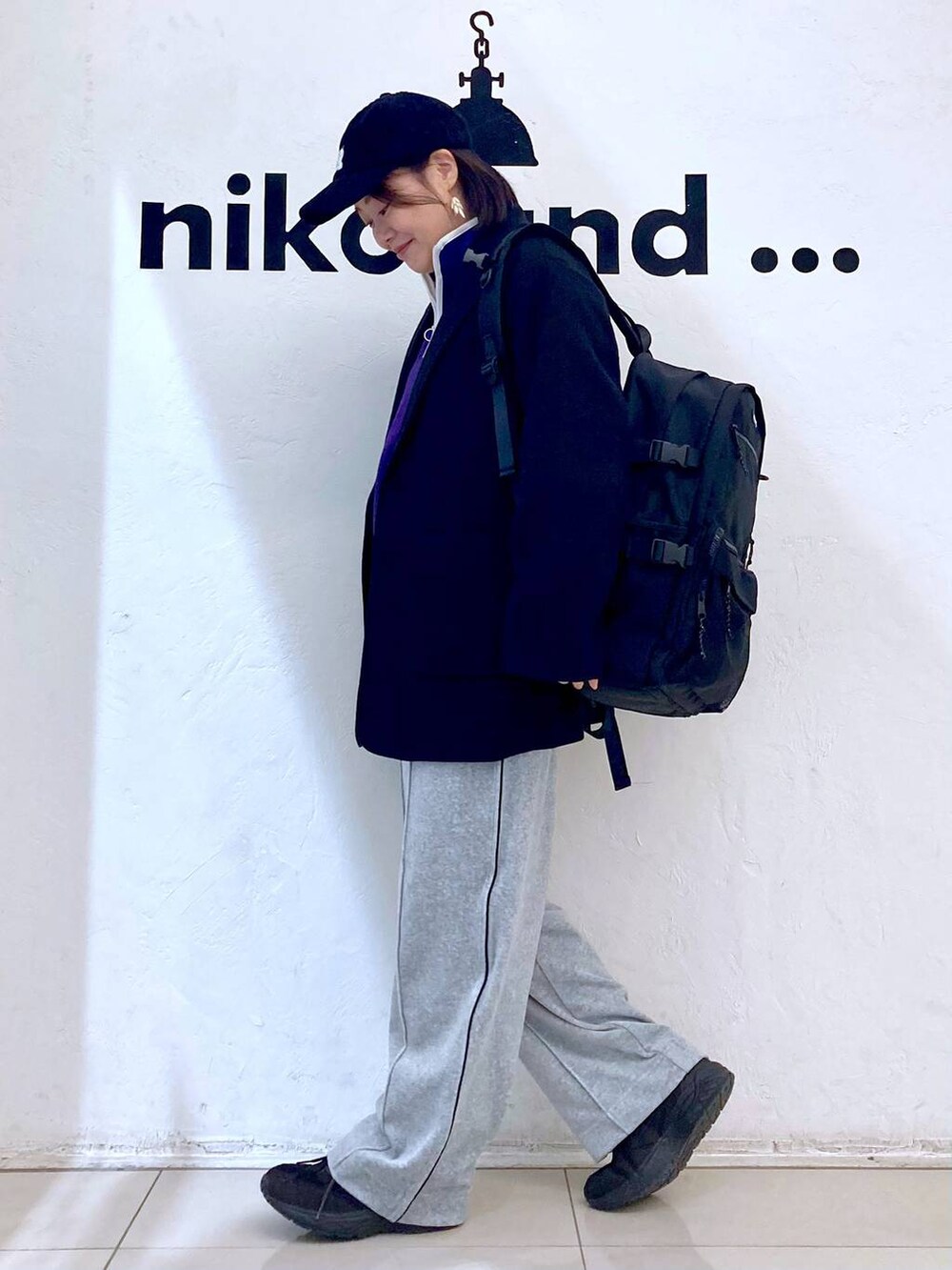 ブラック系のバックパック/リュック、グレー系のその他パンツ、ブラック系のテーラードジャケットを着用したレディースの冬コーディネートの3枚目の写真