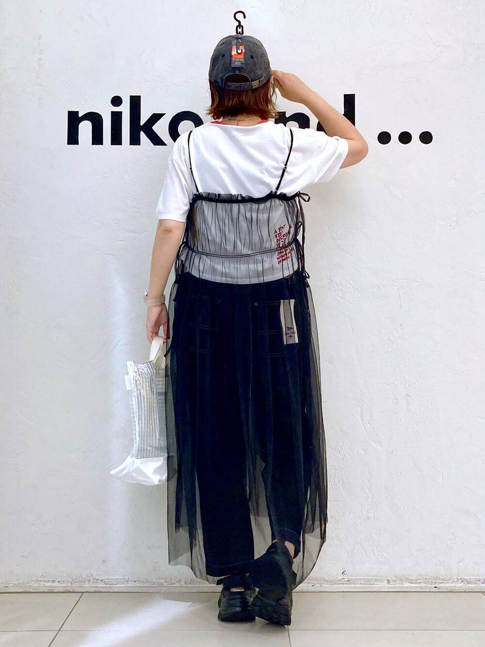 ホワイト系のショルダーバッグ、ブラック系のスニーカー、ブラック系のその他パンツを着用したレディースの夏コーディネートの4枚目の写真