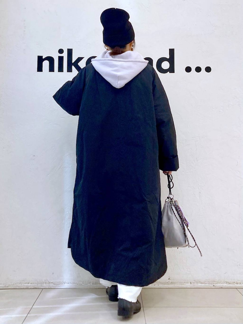 ホワイト系のTシャツ/カットソー、ホワイト系のその他パンツ、グレー系のショルダーバッグを着用したレディースの冬コーディネートの4枚目の写真