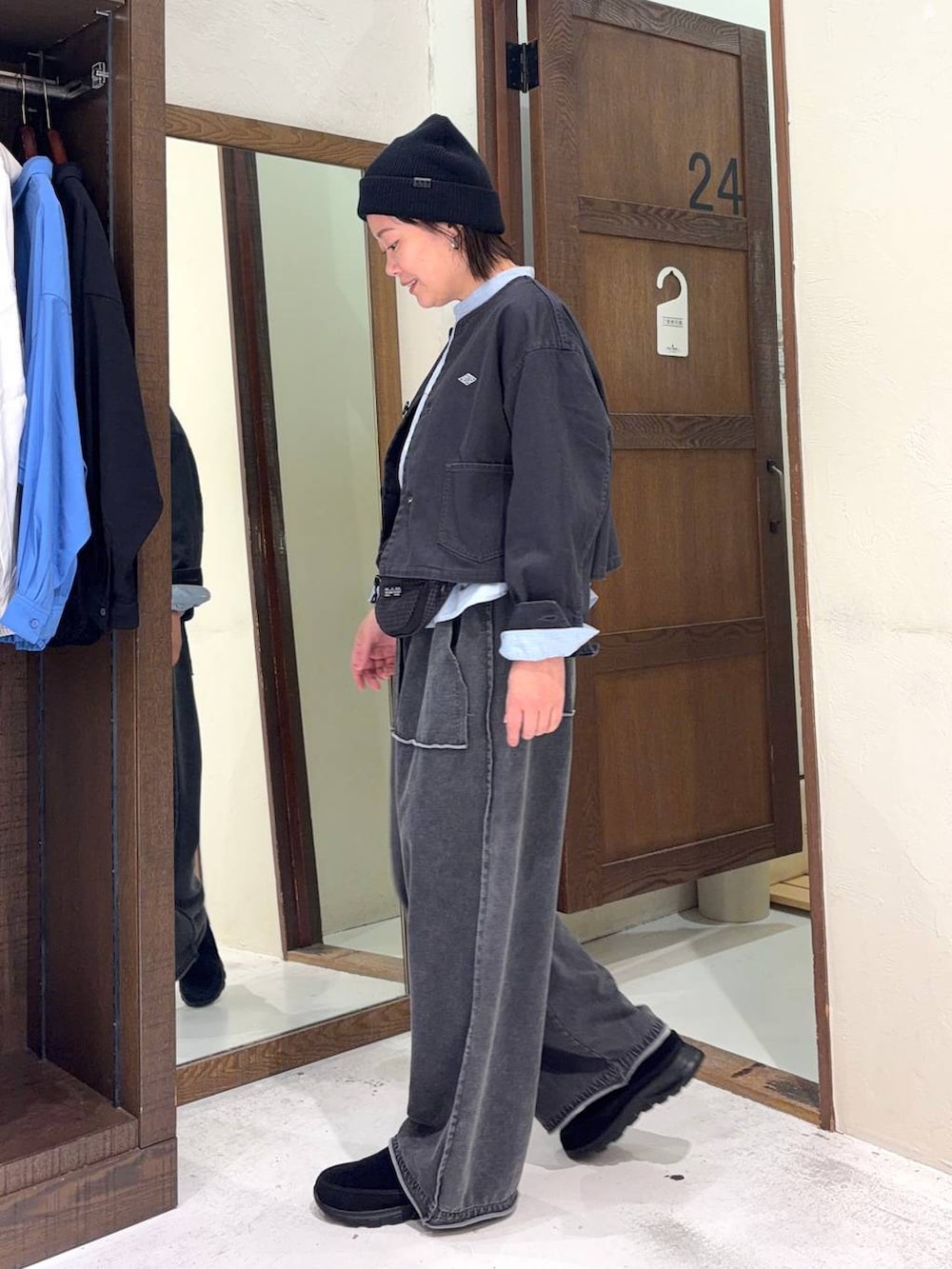 ブルー系のシャツ/ブラウス、ブラック系のノーカラージャケット、ブラック系のその他シューズを着用したレディースの春コーディネートの3枚目の写真