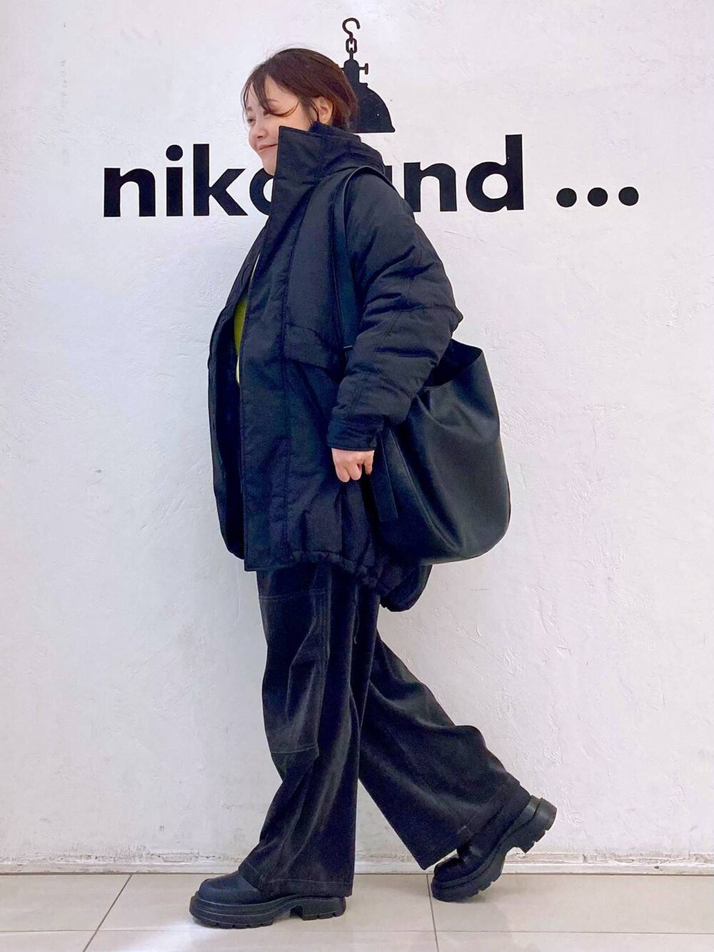 グレー系のその他パンツ、ブラック系のショルダーバッグ、ブラック系のブーツを着用したレディースの冬コーディネートの3枚目の写真