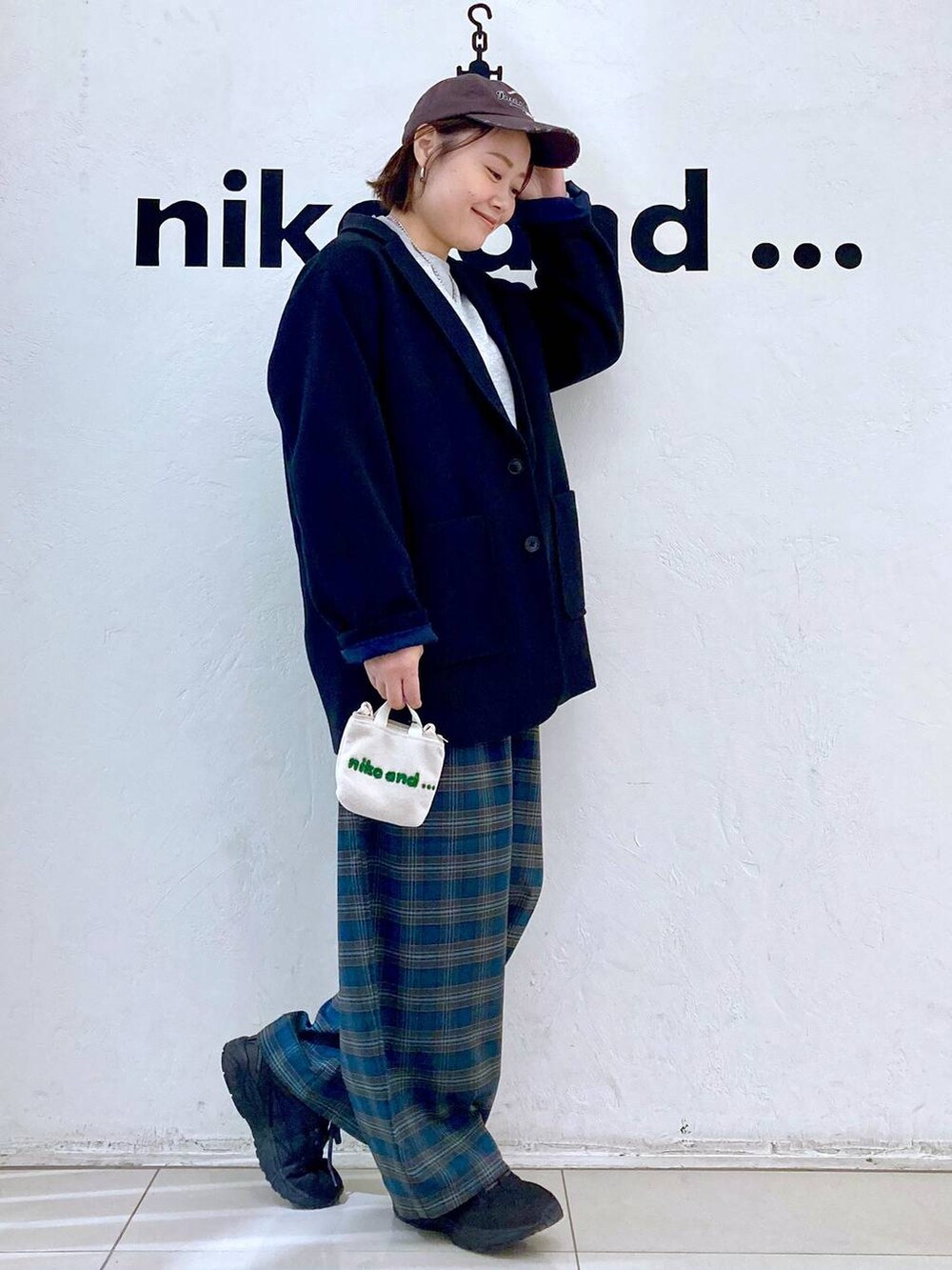 ブルー系のその他パンツ、グレー系のスウェット、ブラック系のテーラードジャケットを着用したレディースの秋コーディネートの5枚目の写真