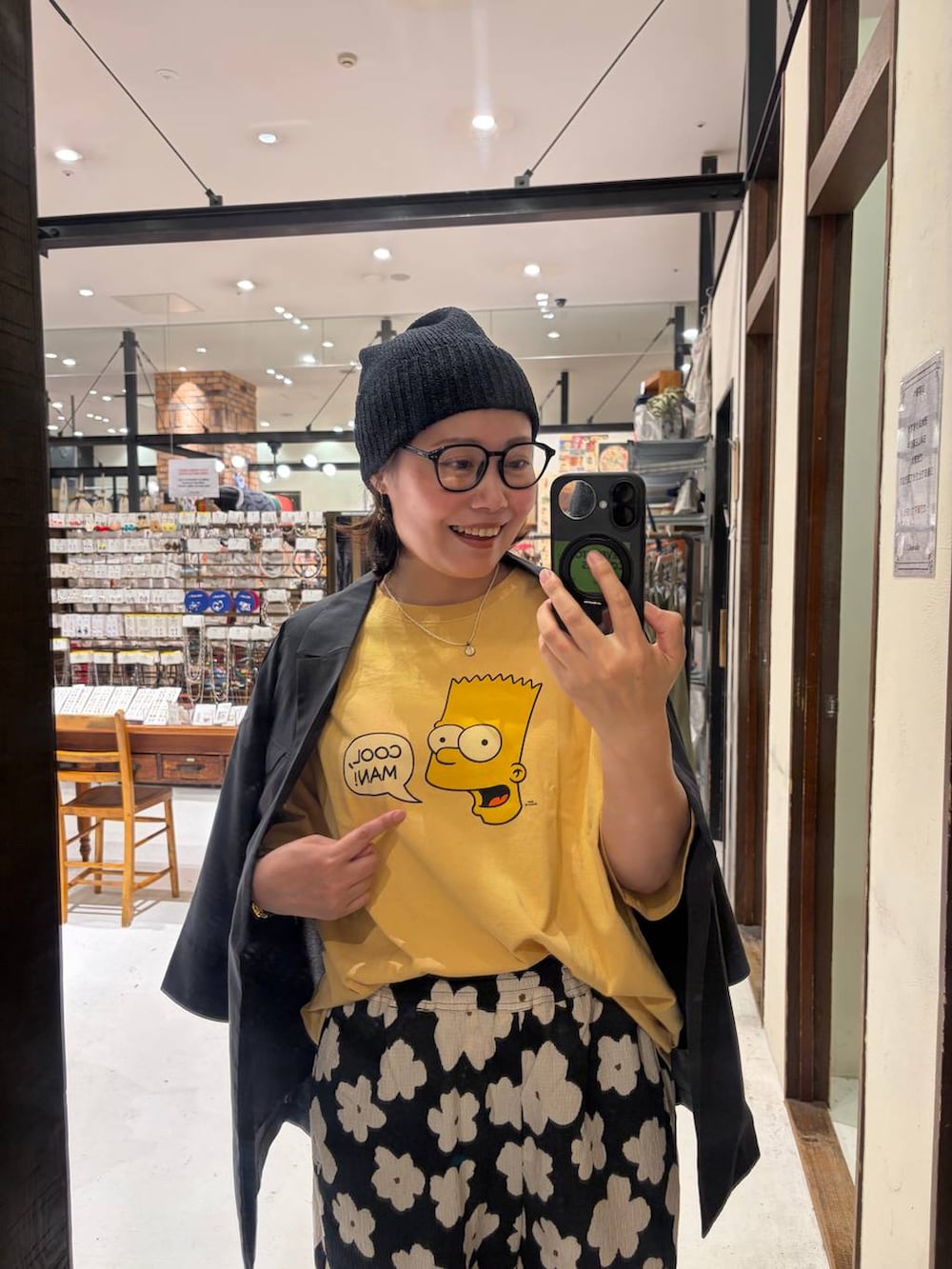グレー系のテーラードジャケット、その他のその他パンツ、オレンジ系のTシャツ/カットソーを着用したレディースの夏コーディネートの3枚目の写真