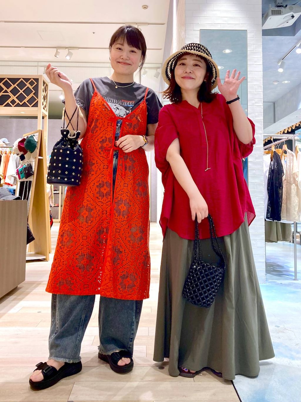 ブルー系のその他パンツ、ブラック系のサンダル、グレー系のTシャツ/カットソーを着用したレディースの夏コーディネートの2枚目の写真
