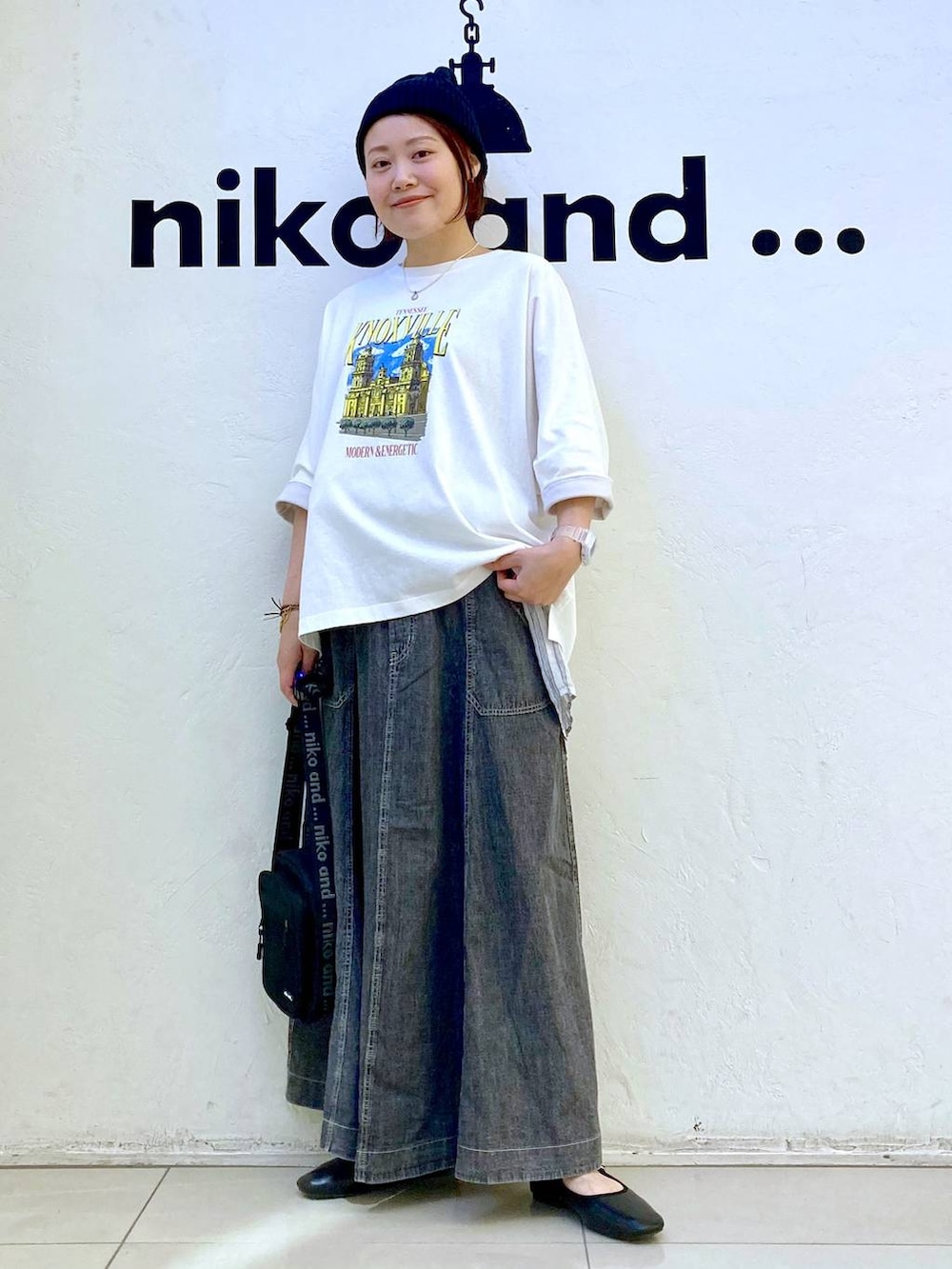 ホワイト系のTシャツ/カットソー、その他のパンプス、ブラック系のショルダーバッグを着用したレディースの夏コーディネートの3枚目の写真