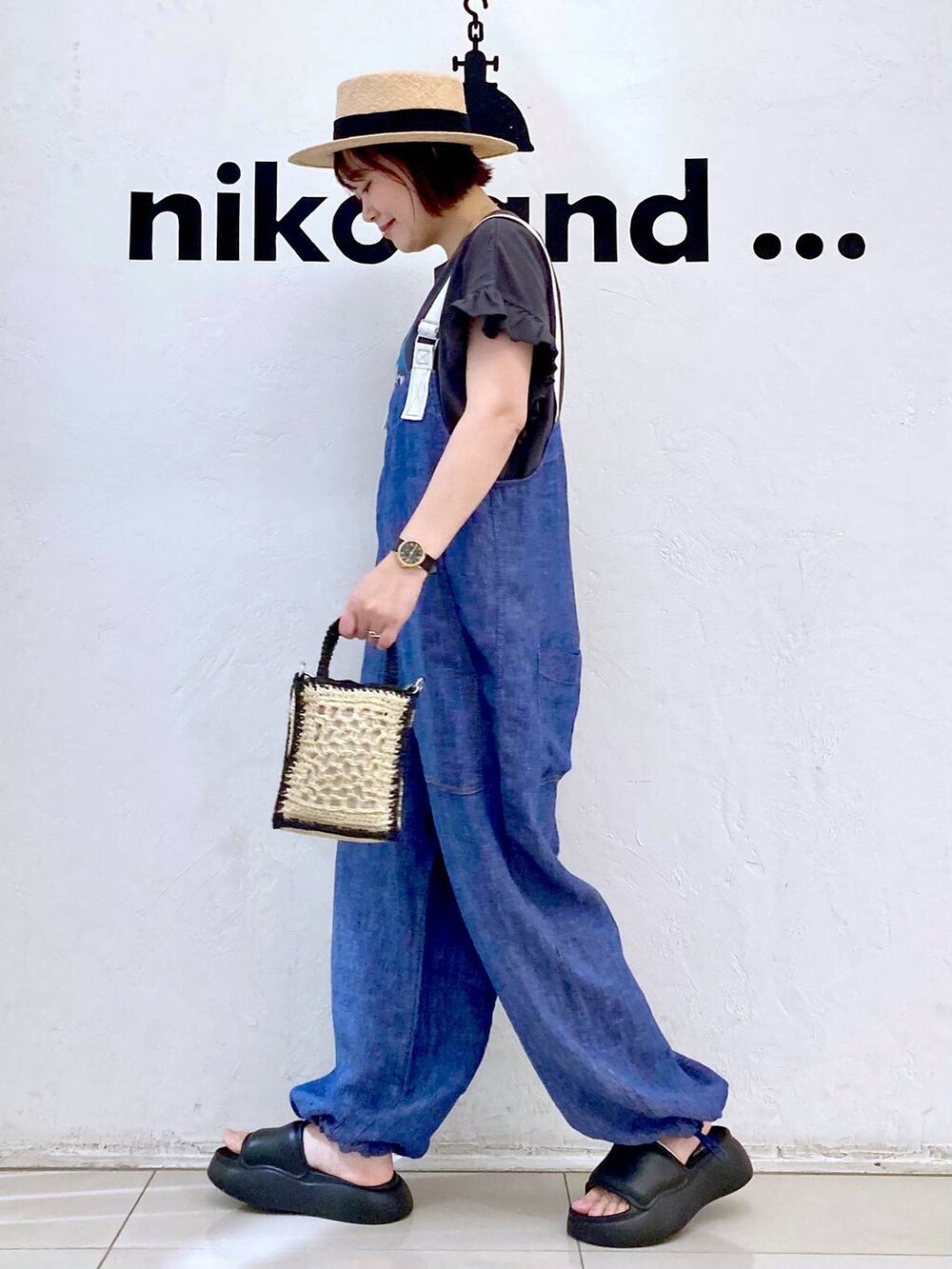 ブラック系のショルダーバッグ、ブラック系のサンダル、グレー系のTシャツ/カットソーを着用したレディースの春コーディネートの5枚目の写真