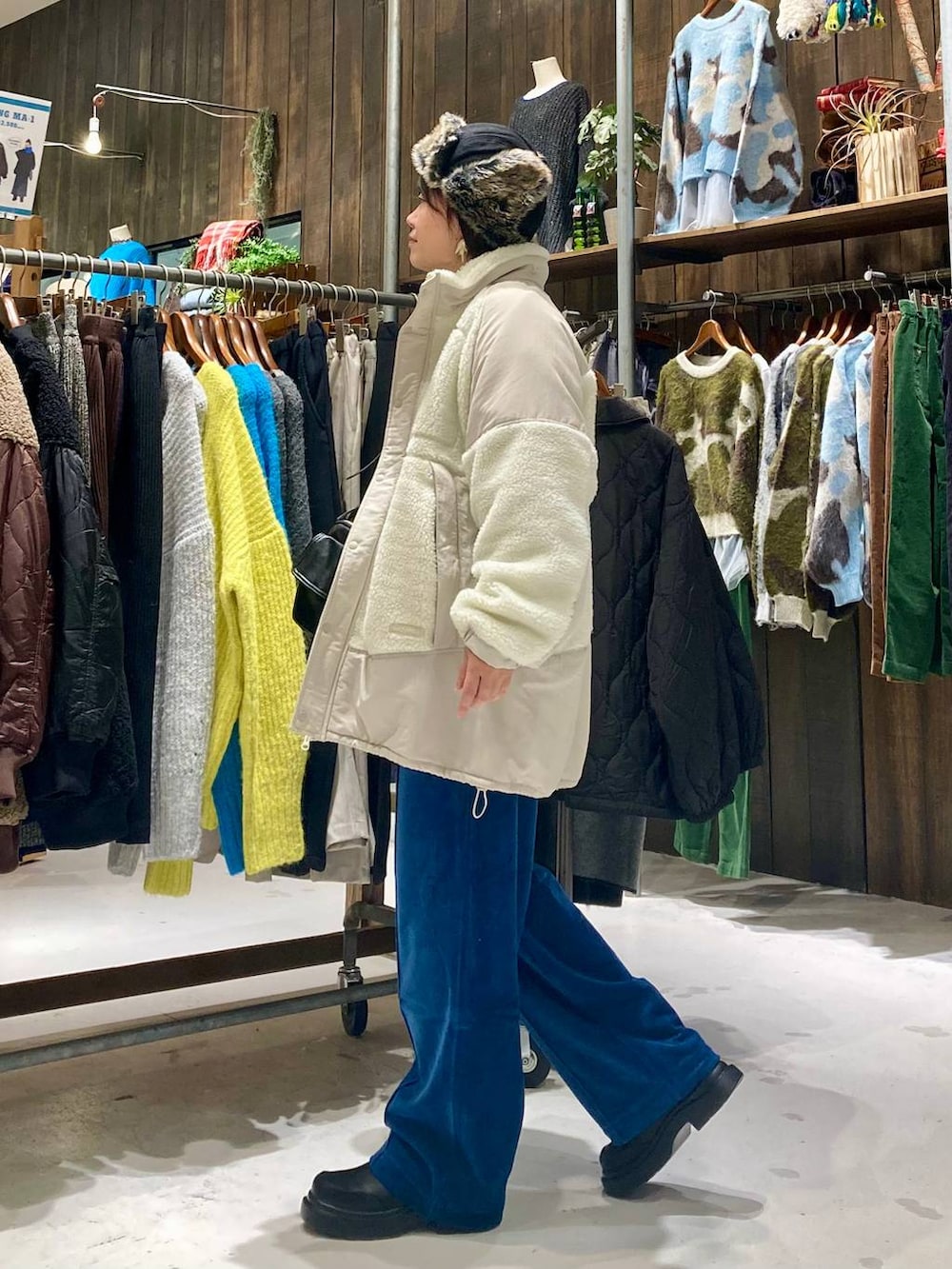 ベージュ系のその他アウター、ホワイト系のTシャツ/カットソー、ブルー系のその他パンツを着用したレディースの冬コーディネートの5枚目の写真