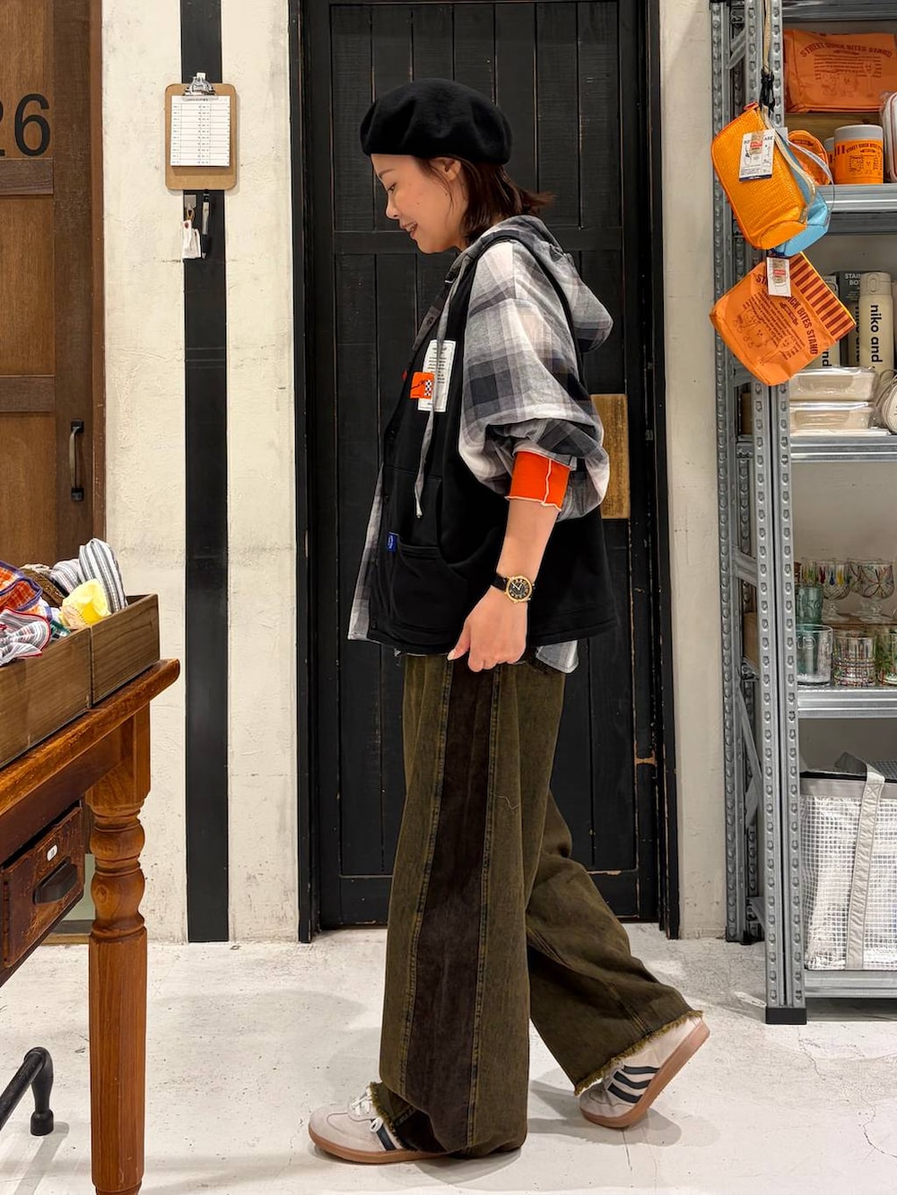 ブラウン系のデニムパンツ、ブラック系のハンチング/ベレー帽を着用したレディースの秋コーディネートの3枚目の写真
