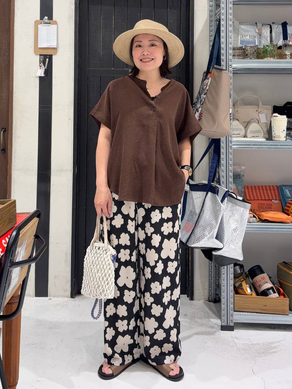 その他のその他パンツ、ベージュ系のトートバッグ、ブラウン系のシャツ/ブラウスを着用したレディースの夏コーディネートの2枚目の写真