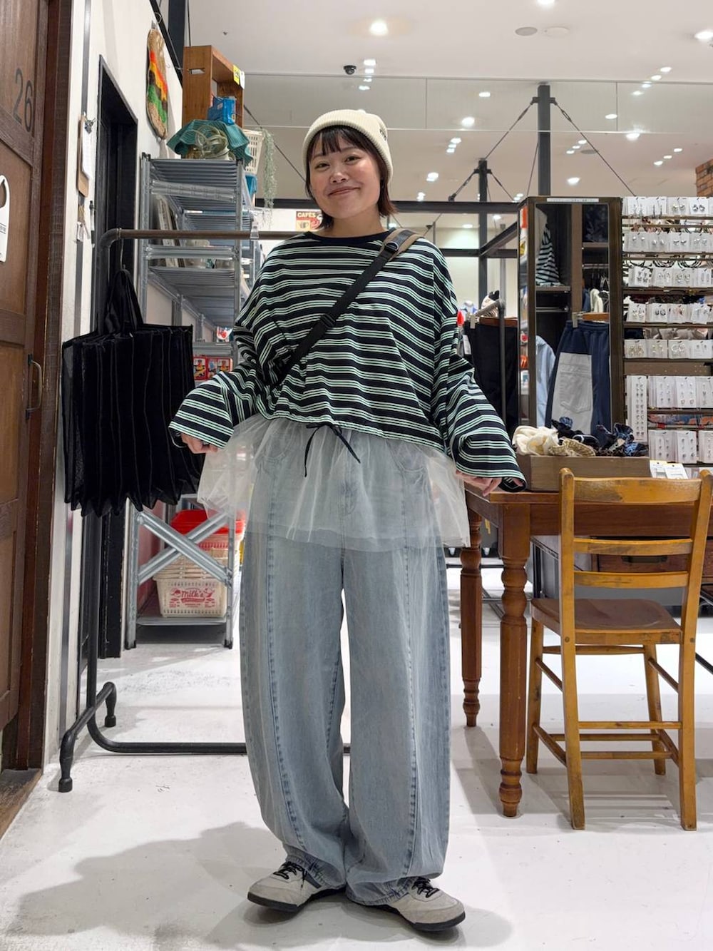 その他のショルダーバッグ、ブルー系のデニムパンツ、ブルー系のTシャツ/カットソーを着用したレディースの春コーディネートの2枚目の写真