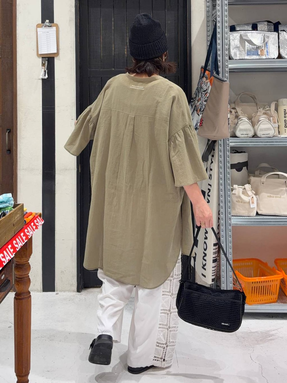 ホワイト系のその他パンツ、ホワイト系のTシャツ/カットソー、ブラック系のショルダーバッグを着用したレディースの夏コーディネートの5枚目の写真