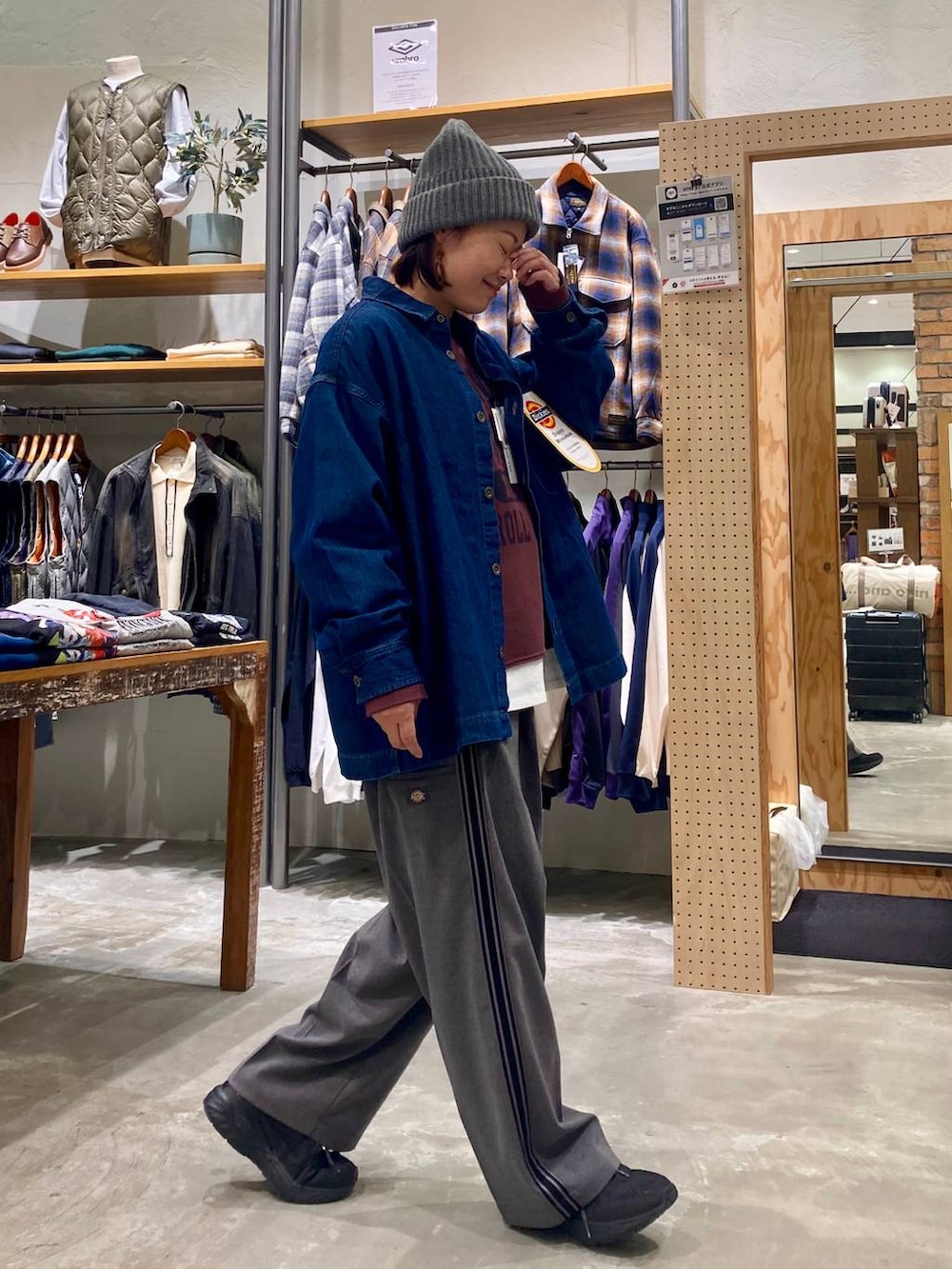 ホワイト系のTシャツ/カットソー、ブルー系のシャツ/ブラウス、グレー系のその他パンツを着用したレディースの秋コーディネートの5枚目の写真
