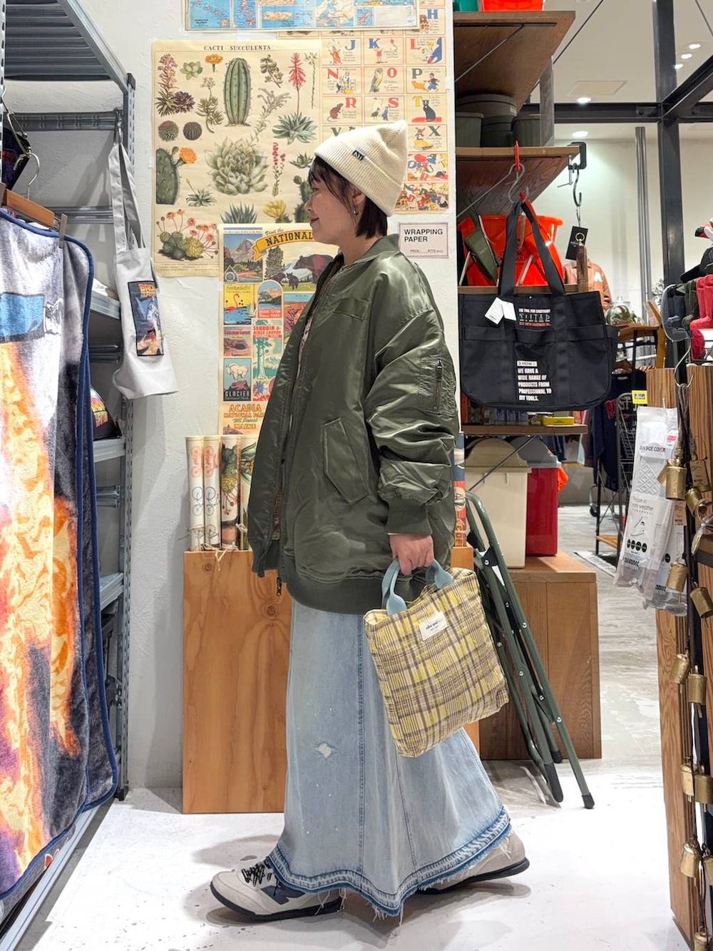 ホワイト系のTシャツ/カットソー、グリーン系のMA-1、イエロー系のトートバッグを着用したレディースの冬コーディネートの5枚目の写真