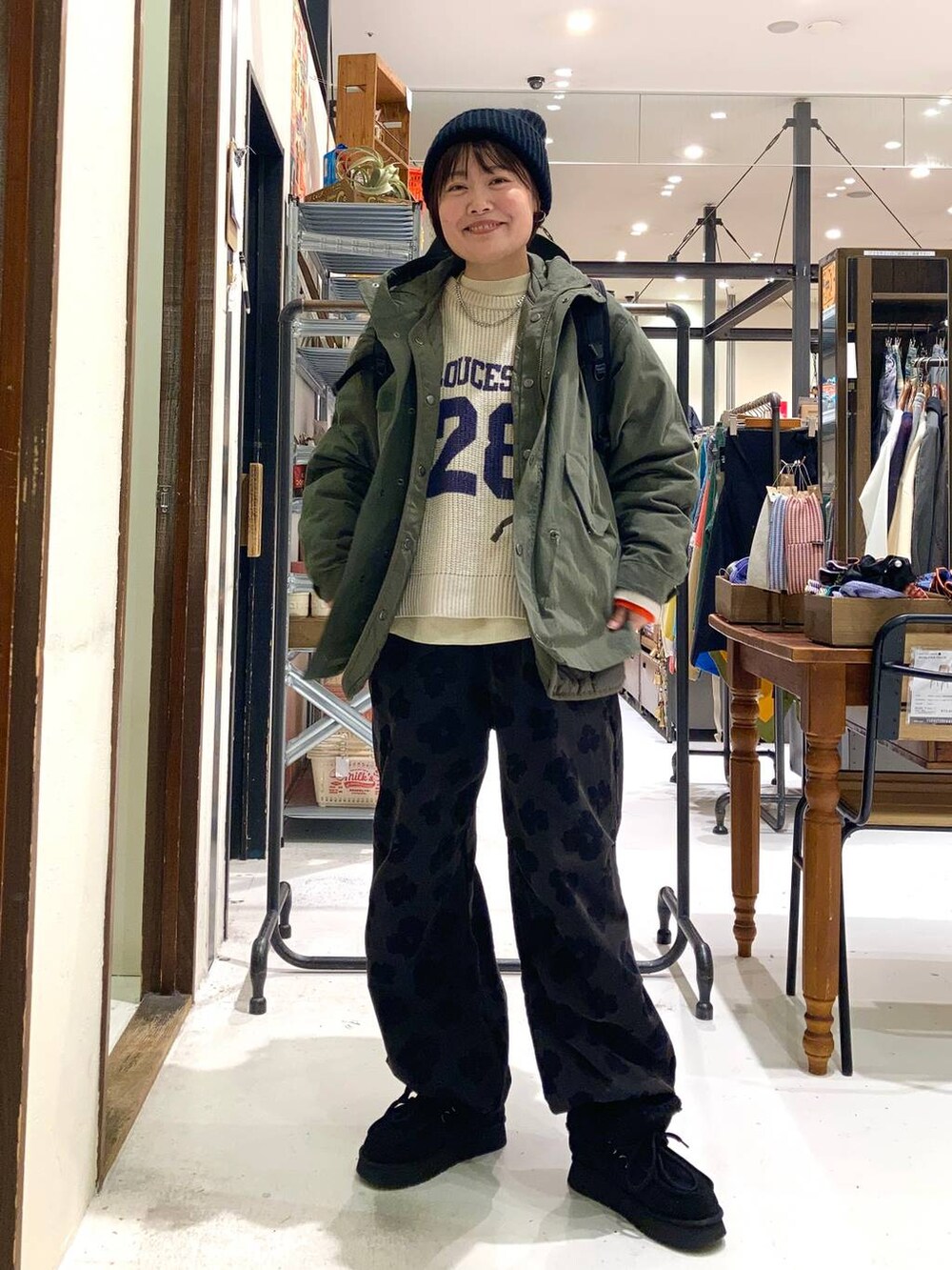 ブラック系のモカシン/デッキシューズ、ブラック系のバックパック/リュック、グレー系のその他パンツを着用したレディースの冬コーディネートの2枚目の写真