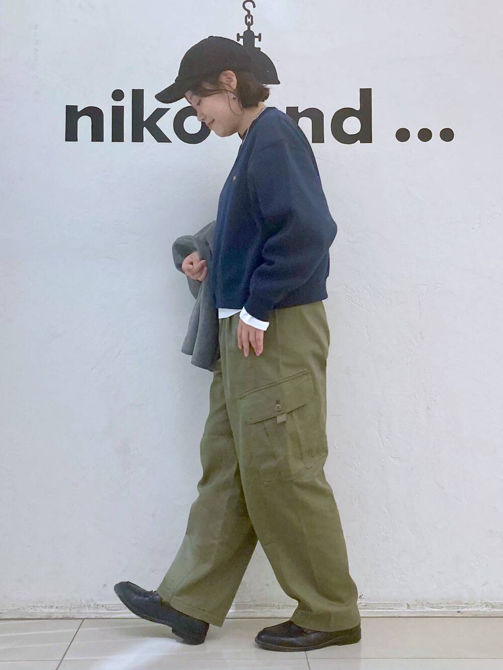 ホワイト系のTシャツ/カットソー、グリーン系のカーゴパンツ、ブルー系のスウェットを着用したレディースの秋コーディネートの3枚目の写真