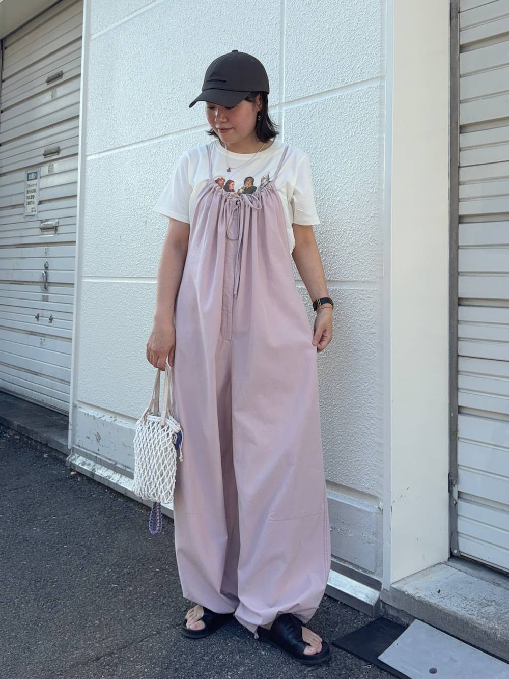 ピンク系のサロペット/オーバーオール、ベージュ系のトートバッグ、ベージュ系のTシャツ/カットソーを着用したレディースの夏コーディネートの5枚目の写真