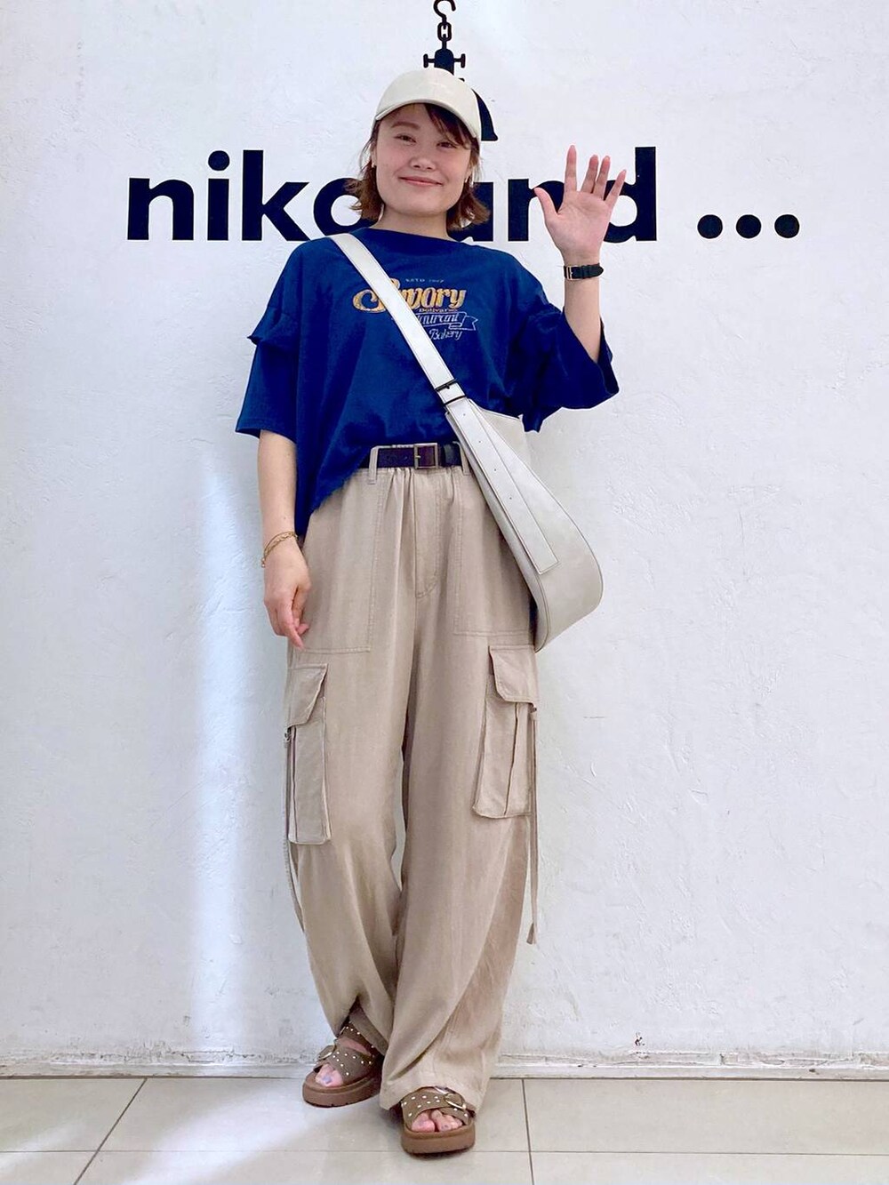 ベージュ系のサンダル、ブルー系のTシャツ/カットソー、グレー系のショルダーバッグを着用したレディースの夏コーディネートの2枚目の写真