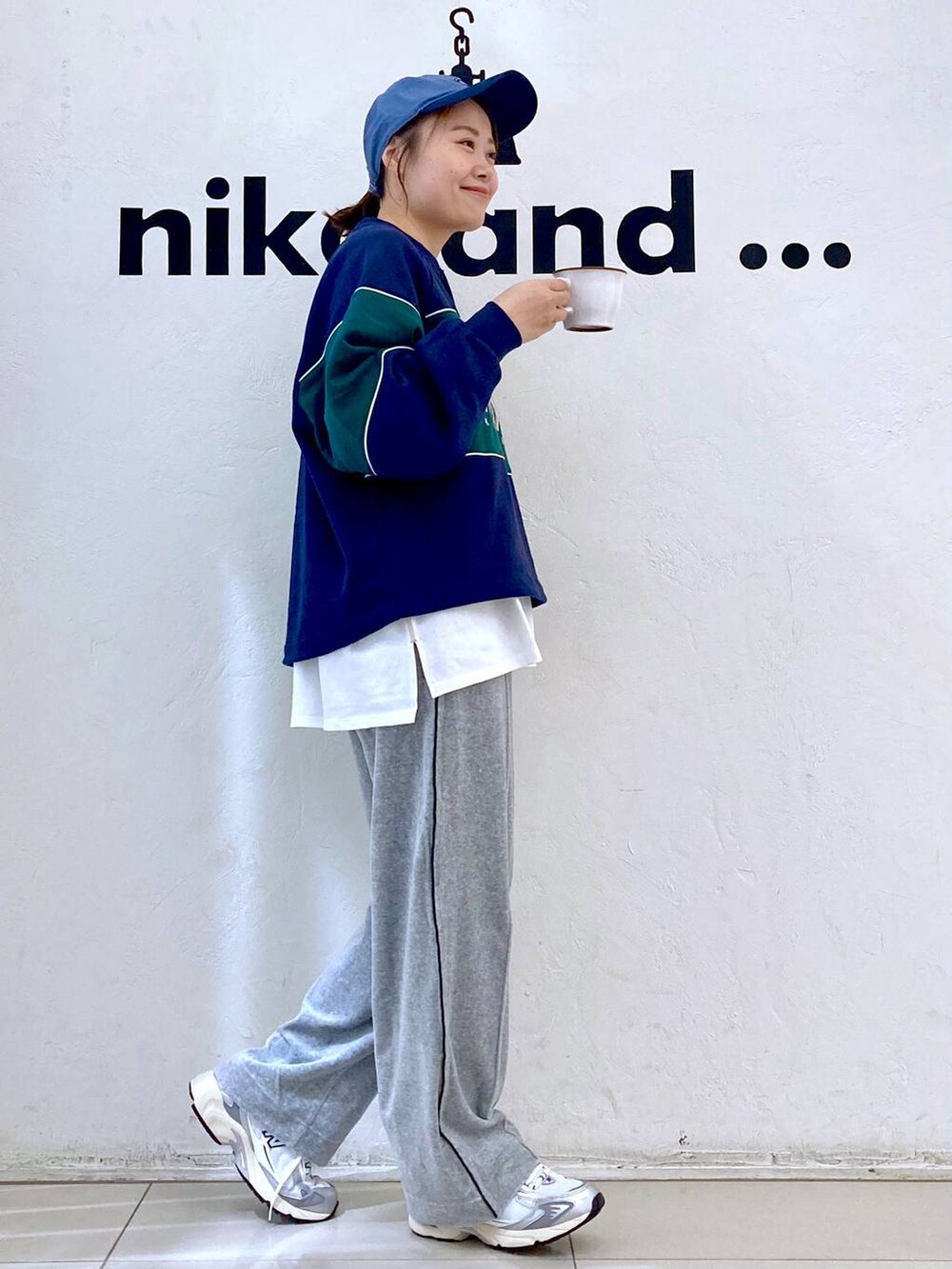 グレー系のスニーカー、ホワイト系のTシャツ/カットソー、グレー系のその他パンツを着用したレディースの秋コーディネートの5枚目の写真