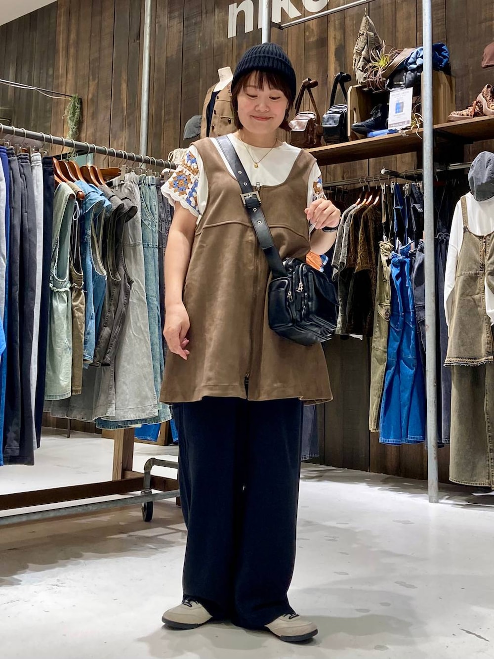 イエロー系のワンピース、ブラック系のその他パンツ、ホワイト系のTシャツ/カットソーを着用したレディースの夏コーディネートの2枚目の写真