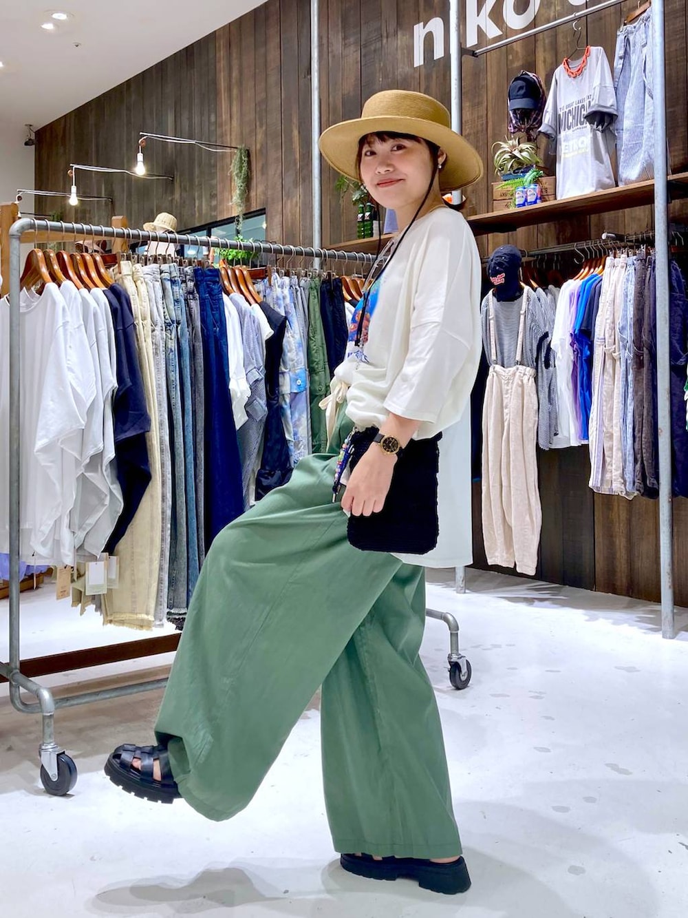 グリーン系のその他パンツ、ブラック系のショルダーバッグ、ホワイト系のTシャツ/カットソーを着用したレディースの夏コーディネートの3枚目の写真