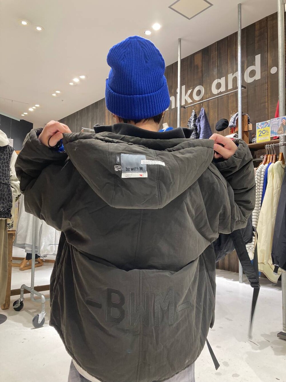 ベージュ系のスウェット、ブラック系のバックパック/リュック、ブルー系のニットキャップ/ビーニーを着用したレディースの秋コーディネートの4枚目の写真