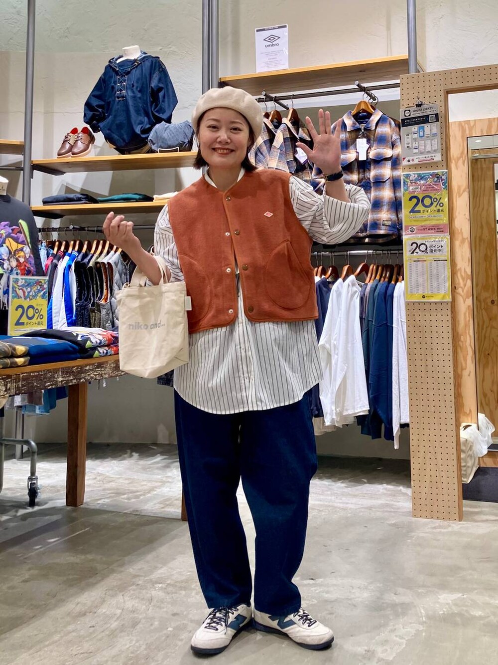 ホワイト系のトートバッグ、ホワイト系のシャツ/ブラウス、ベージュ系のハンチング/ベレー帽を着用したレディースの秋コーディネートの2枚目の写真